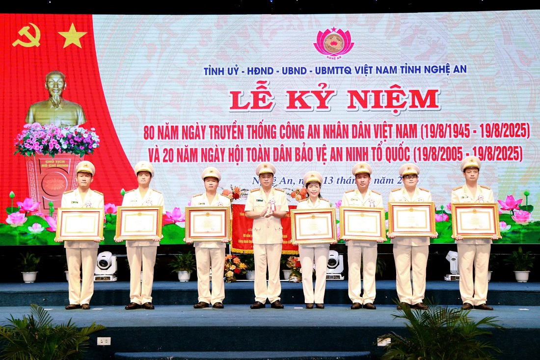 Thừa ủy quyền Thủ tướng Chính phủ, đồng chí Đại tá Đinh Việt Dũng, Ủy viên Ban Thường vụ Tỉnh ủy, Bí thư Đảng ủy, Giám đốc Công an tỉnh trao Bằng khen của Thủ tướng Chính phủ tặng các cá nhân, tập thể có thành tích xuất sắc trong công tác và chiến đấu