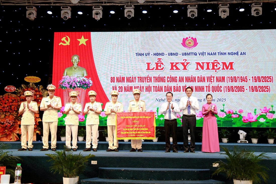 Thay mặt Tỉnh ủy, HĐND, UBND, Ủy ban MTTQ Việt Nam tỉnh Nghệ An, đồng chí Bí thư Tỉnh ủy Nguyễn Đức Trung tặng Công an Nghệ An bức trướng với dòng chữ “80 năm xây dựng, chiến đấu và trưởng thành - Xứng danh Đơn vị Anh hùng lực lượng vũ trang nhân dân”