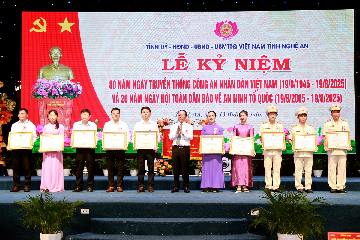 Đồng chí Bùi Thanh An, Ủy viên Ban Thường vụ Tỉnh ủy, Phó Chủ tịch Thường trực UBND tỉnh tra16bo Bằng khen tặng các tập thể, cá nhân có thành tích xuất sắc trong tổ chức các hoạt động kỷ niệm 80 năm Ngày truyền thống CAND và 20 năm Ngày hội Toàn dân bảo vệ ANTQ