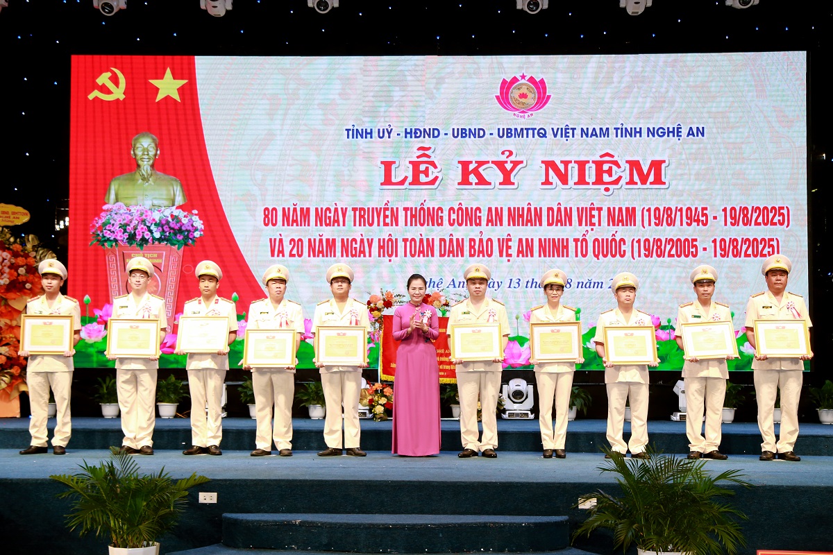 Đồng chí Võ Thị Minh Sinh, Phó Bí thư Tỉnh ủy, Chủ tịch Ủy ban MTTQ Việt Nam tỉnh Nghệ An, Trưởng Đoàn Đại biểu Quốc hội tỉnh trao Bằng khen tặng các tập thể, cá nhân có thành tích xuất sắc trong phong trào toàn dân bảo vệ ANTQ