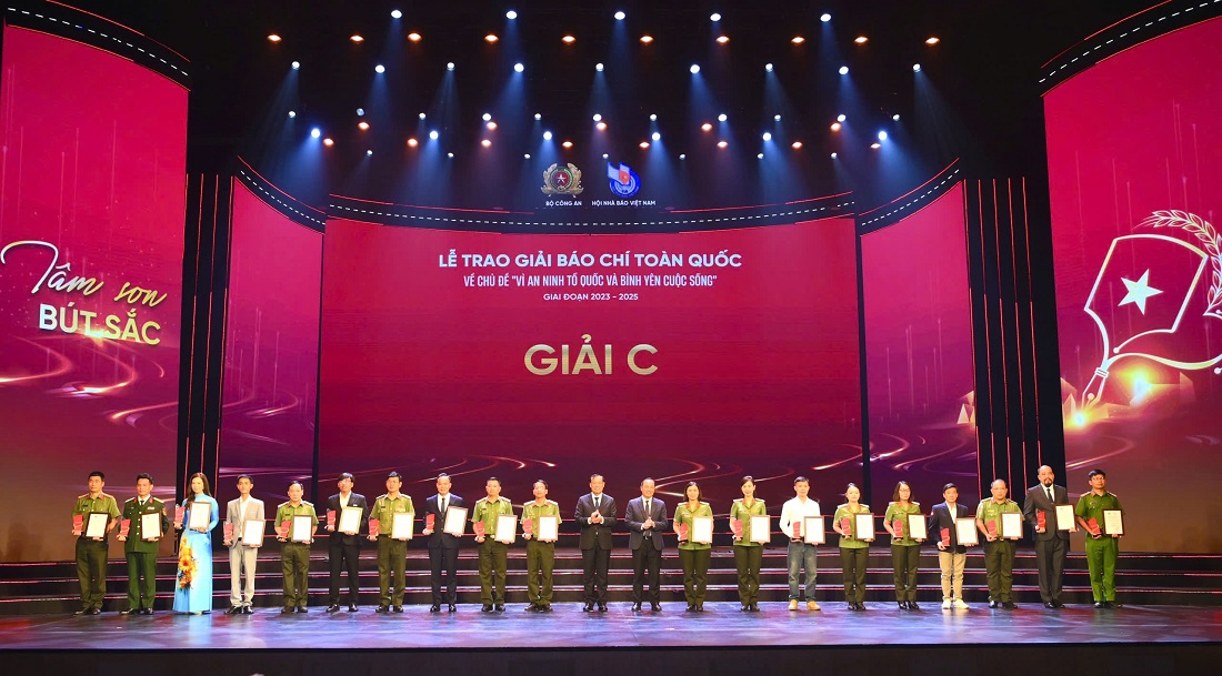 Ban tổ chức trao Giải C cho 19 tác phẩm, trong đó có tác phẩm phát thanh “Nhận diện và giải pháp chống lừa đảo trên không gian mạng” của tác giả Nguyễn Thị Minh Tâm (Đơn vị: Công an tỉnh Nghệ An)