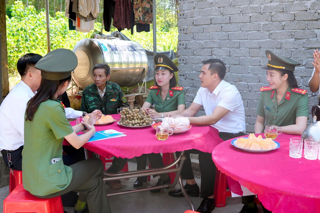 Hội Phụ nữ Công an Nghệ An thăm, tặng kinh phí hỗ trợ xây dựng nhà cho người có công với cách mạng