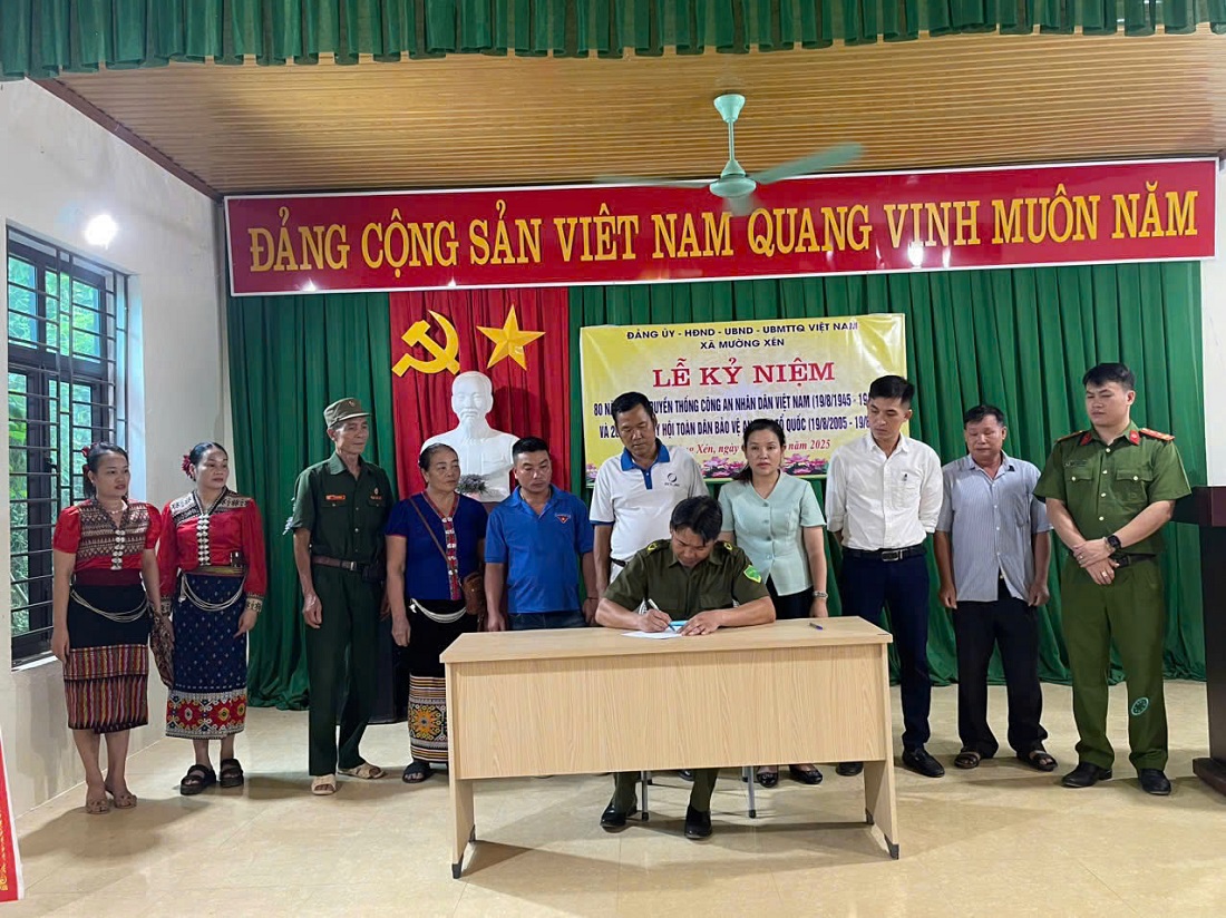 Lễ ký cam kết giữa đại diện các ban, ngành, đoàn thể, các tổ chức chính trị - xã hội và các trường học trên địa bàn về việc tiếp tục đẩy mạnh phong trào Toàn dân bảo vệ ANTQ