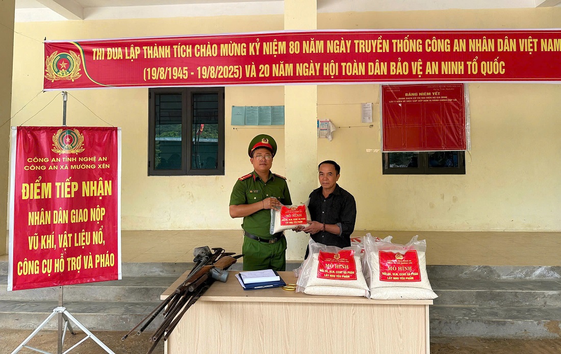 Công an xã Mường Xén tổ chức điểm thu nhận vũ khí, vật liệu nổ, công cụ hỗ trợ với khẩu hiệu “Đổi vũ khí, vật liệu nổ, công cụ hỗ trợ lấy nhu yếu phẩm”, được đông đảo Nhân dân hưởng ứng