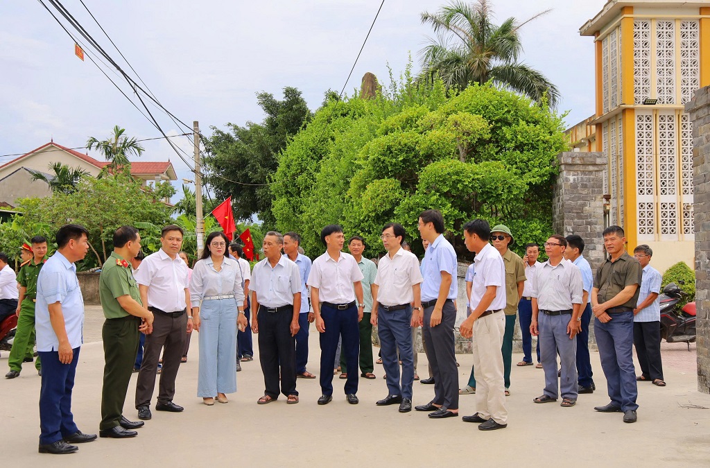 Các đại biểu cùng bà con Nhân dân tham quan con đường treo cờ Tổ quốc nối dài qua nhà thờ giáo xứ Mỹ Dụ