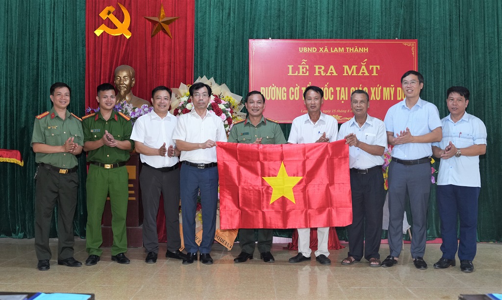 Công an tỉnh Nghệ An đã trao, tặng 300 lá cờ Tổ quốc