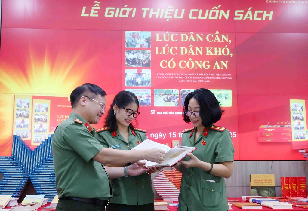 Thứ trưởng Trần Quốc Tỏ và các đại biểu tham quan tại khu vực giới thiệu sách.