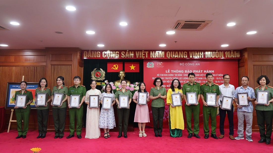 Thiếu tướng Ngô Hoài Thu trao Giải A cho các tác giả, nhóm tác giả