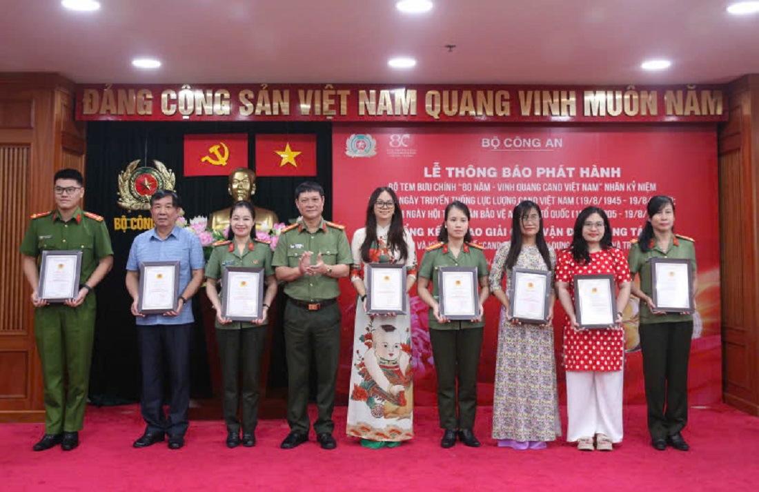 Thiếu tướng Ngô Hoài Thu và Đại tá Đỗ Trung Kiên, Phó Chủ nhiệm Uỷ ban Kiểm tra Đảng uỷ Công an Trung ương trao Giải A cho các tác giả, nhóm tác giả
