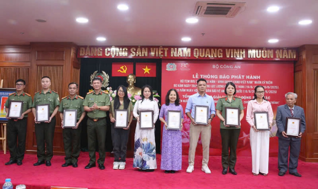 Đại tá Phạm Thị Mỹ Nương, Phó Giám đốc, Phó Tổng biên tập Nhà xuất bản CAND và Đại tá Đỗ Trung Kiên, Phó Chủ nhiệm Uỷ ban Kiểm tra Đảng uỷ Công an Trung ương trao Giải C cho các tác giả, nhóm tác giả