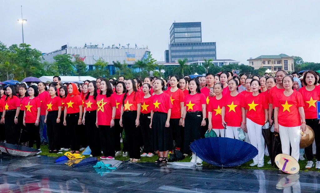 Đúng 6 giờ sáng, các đồng chí lãnh đạo tỉnh, cùng toàn thể cán bộ, giáo viên, đoàn viên, thanh niên và nhân dân với đồng phục áo đỏ sao vàng, hướng về Quảng trường Ba Đình lịch sử theo dõi Lễ thượng cờ Tổ quốc, đồng loạt hát Quốc ca.