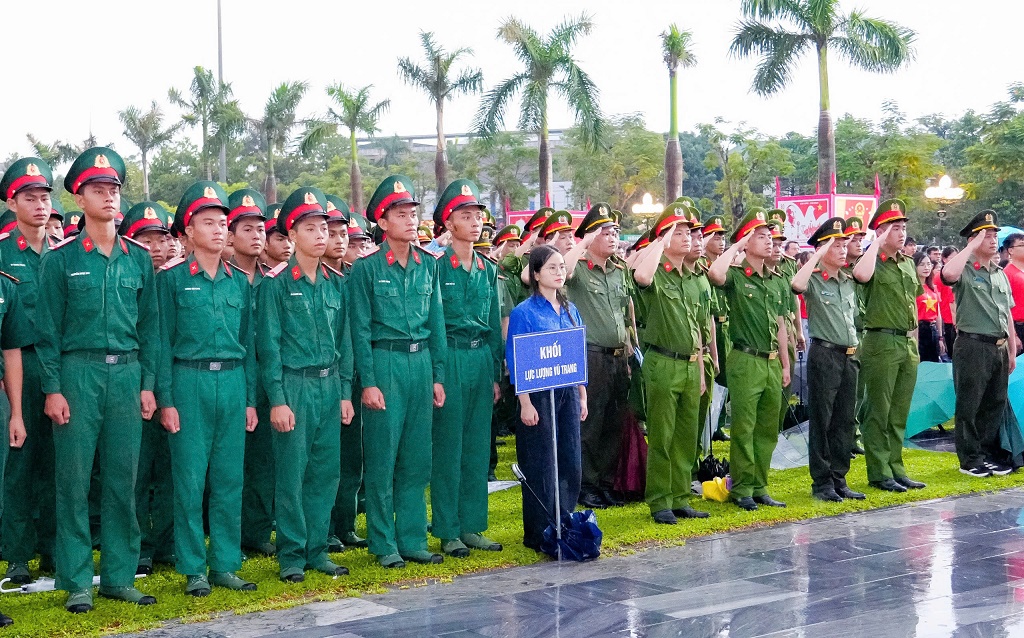 Các lực lượng vũ trang hướng về Quảng trường Ba Đình lịch sử theo dõi Lễ thượng cờ Tổ quốc, đồng loạt hát Quốc ca.