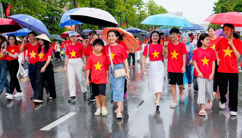Các đồng chí lãnh đạo cùng toàn thể Nhân dân đi bộ trên trục đường Trường Thi để hưởng ứng thông điệp