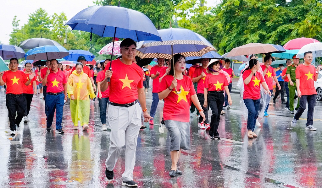 Đông đảo cán bộ, nhân dân tham gia đi bộ hưởng ứng thông điệp