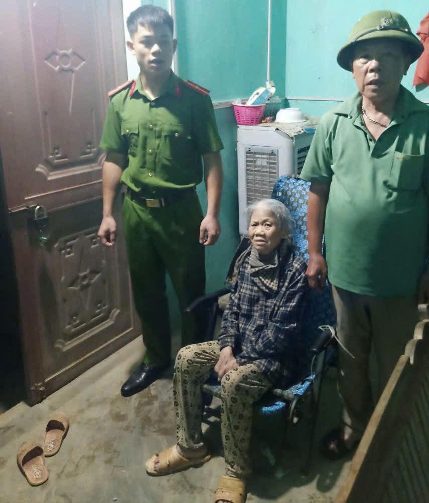 Công an xã Hải Lộc hỗ trợ đưa cụ bà về tận nhà tại xã Trung Lộc 