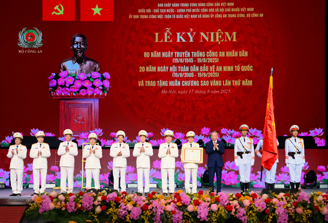 Tổng Bí thư Tô Lâm gắn và trao Bằng Huân chương Sao vàng lần thứ 5 tặng lực lượng Công an nhân dân