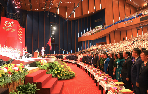 Các đại biểu thực hiện nghi thức Chào cờ