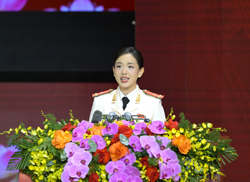 Thượng úy Trần Hà My, đoàn viên thanh niên Bộ Tư lệnh Cảnh vệ đại diện thế hệ trẻ CAND phát biểu tại buổi Lễ