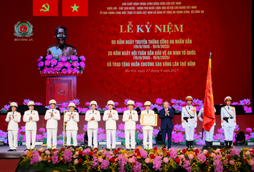 Tổng Bí thư Tô Lâm gắn và trao Bằng Huân chương Sao vàng lần thứ năm tặng lực lượng CAND.