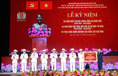 Tổng Bí thư Tô Lâm trao bức trướng tặng lực lượng CAND