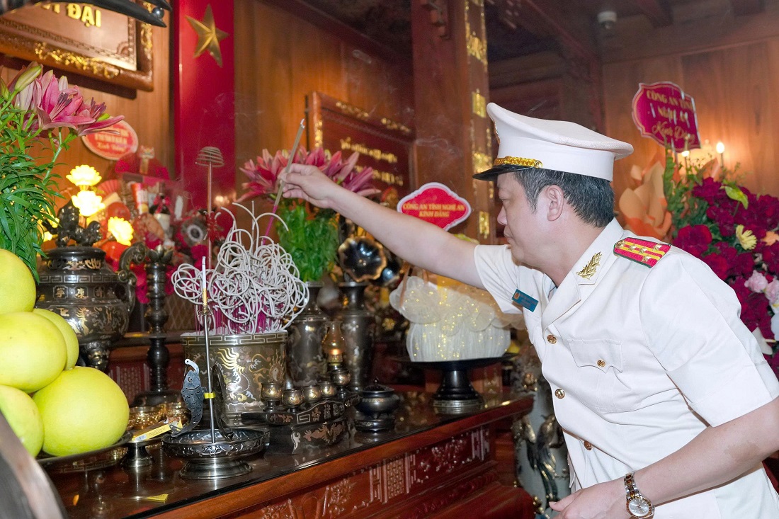 Đồng chí Đại tá Nguyễn Đức Cường, Phó Giám đốc Công an tỉnh dâng hương tưởng nhớ Chủ tịch Hồ Chí Minh và các anh hùng liệt sĩ