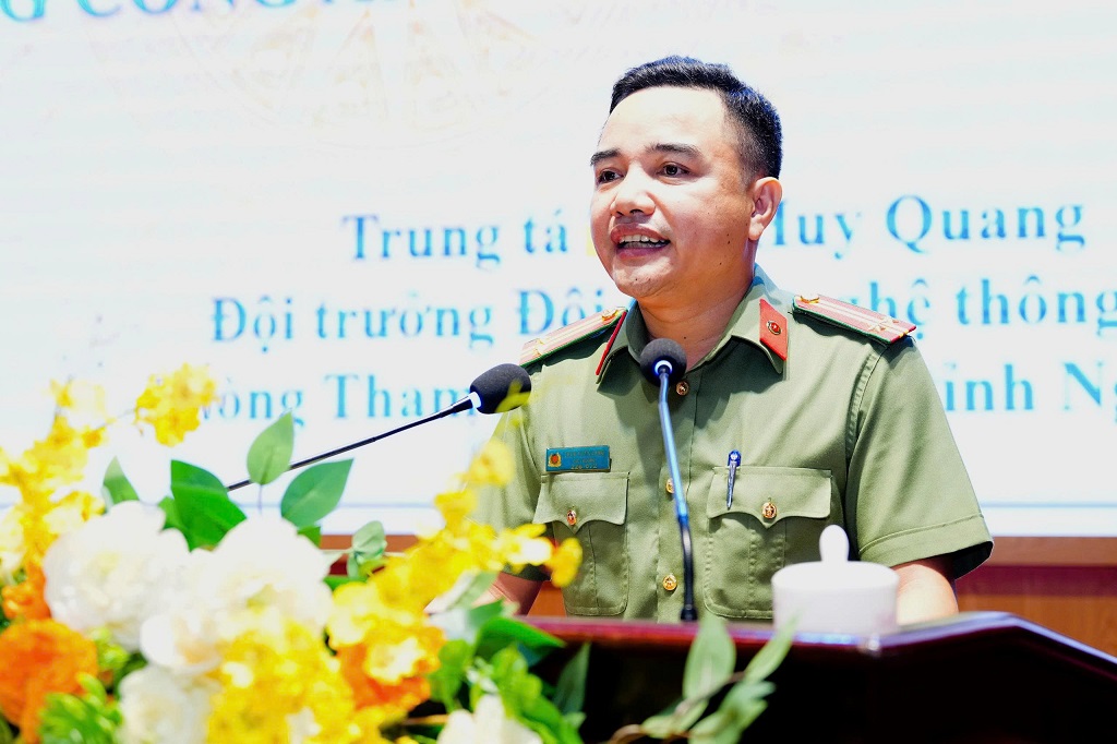 Đại diện Đội Công nghệ thông tin, Phòng Tham mưu Công an tỉnh giới thiệu phần mềm “Quản lý tài sản” trong Công an Nghệ An