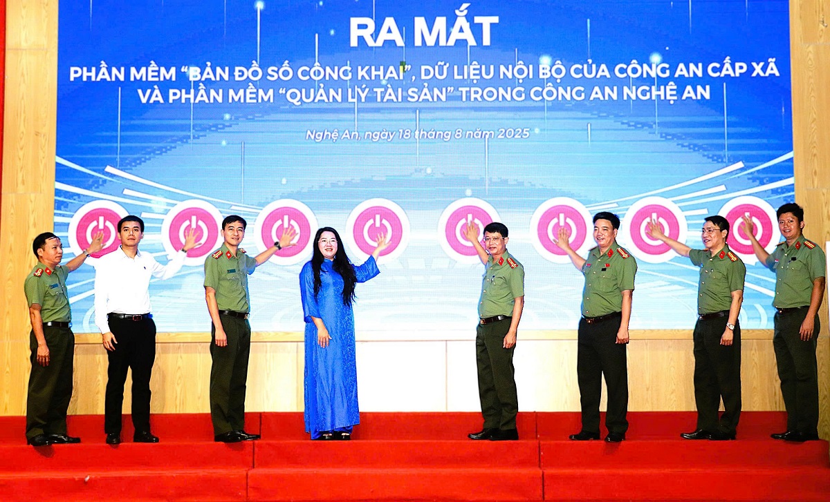 Các đại biểu thực hiện nghi thức ra mắt 02 phần mềm