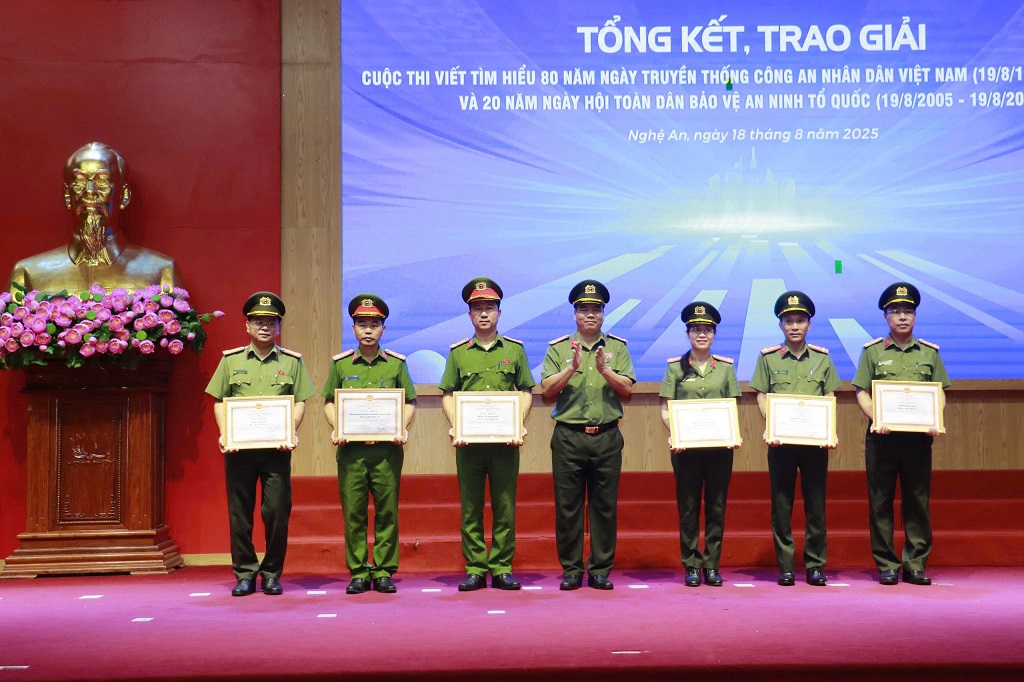 Thừa ủy quyền của đồng chí Giám đốc Công an tỉnh, đồng chí Thượng tá Nguyễn Trọng Khanh, Trưởng phòng Công tác chính trị, Cơ quan thường trực các hoạt động kỷ niệm 80 năm CAND cấp tỉnh trao Giấy khen cho các tập thể triển khai hiệu quả cuộc thi