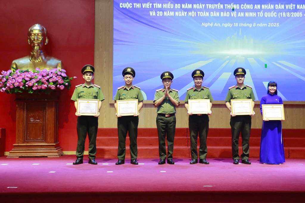 Thừa ủy quyền của đồng chí Giám đốc Công an tỉnh, đồng chí Thượng tá Đinh Anh Dũng, Ủy viên Ban Thường vụ Đảng ủy, Trưởng phòng Tổ chức cán bộ trao Giấy khen cho đại diện 05 nhóm tác phẩm đạt giải A