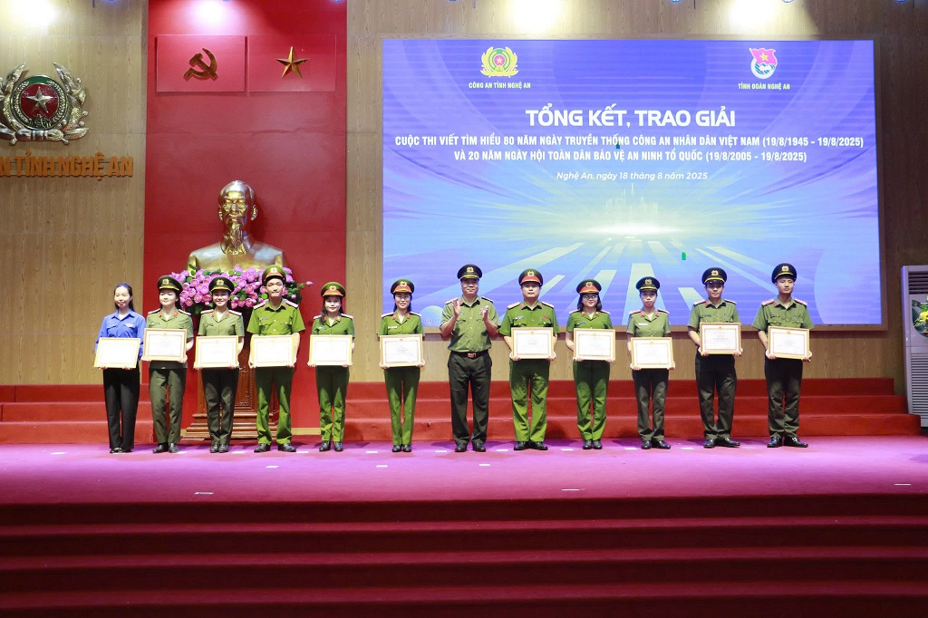 Thừa ủy quyền của đồng chí Giám đốc Công an tỉnh, trao Giấy khen cho đại diện các nhóm tác phẩm đạt giải B và giải C