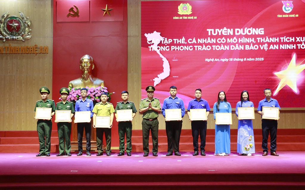 Trao Giấy khen của Giám đốc Công an tỉnh cho 11 tập thể có thành tích xuất sắc trong phong trào toàn dân bảo vệ ANTQ