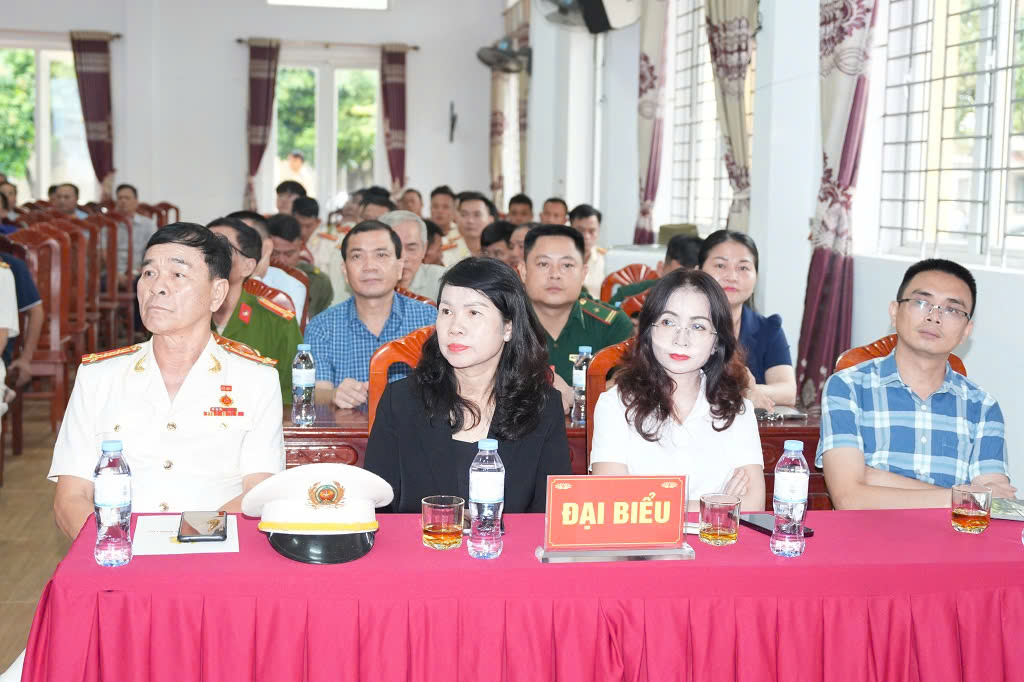 Các đại biểu tham dự buổi lễ