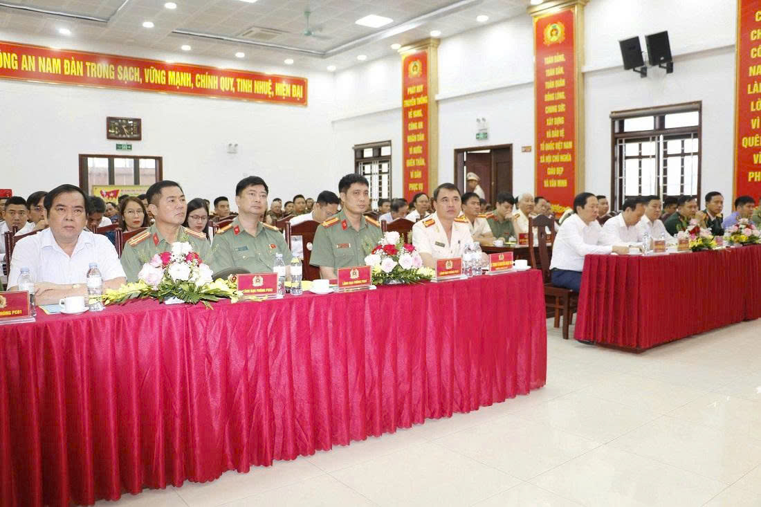 Các đại biểu tới dự