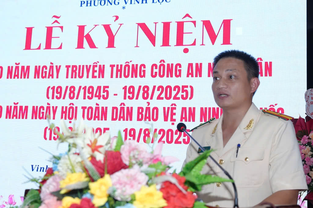 Đồng chí Thiếu tá Bùi Toại, Trưởng Công an phường Vinh Lộc phát biểu tại buổi lễ