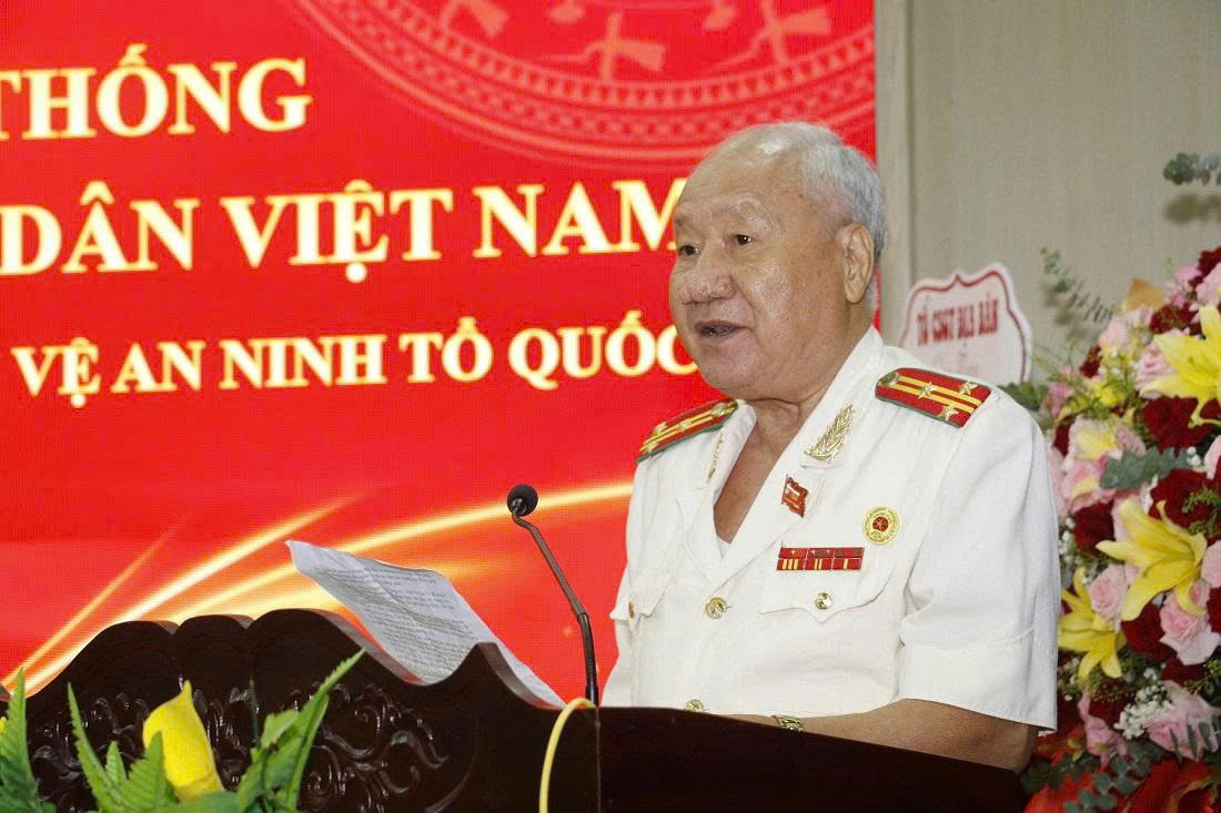 Đại diện Hội cựu Công an nhân dân xã Vạn An phát biểu tại buổi lễ