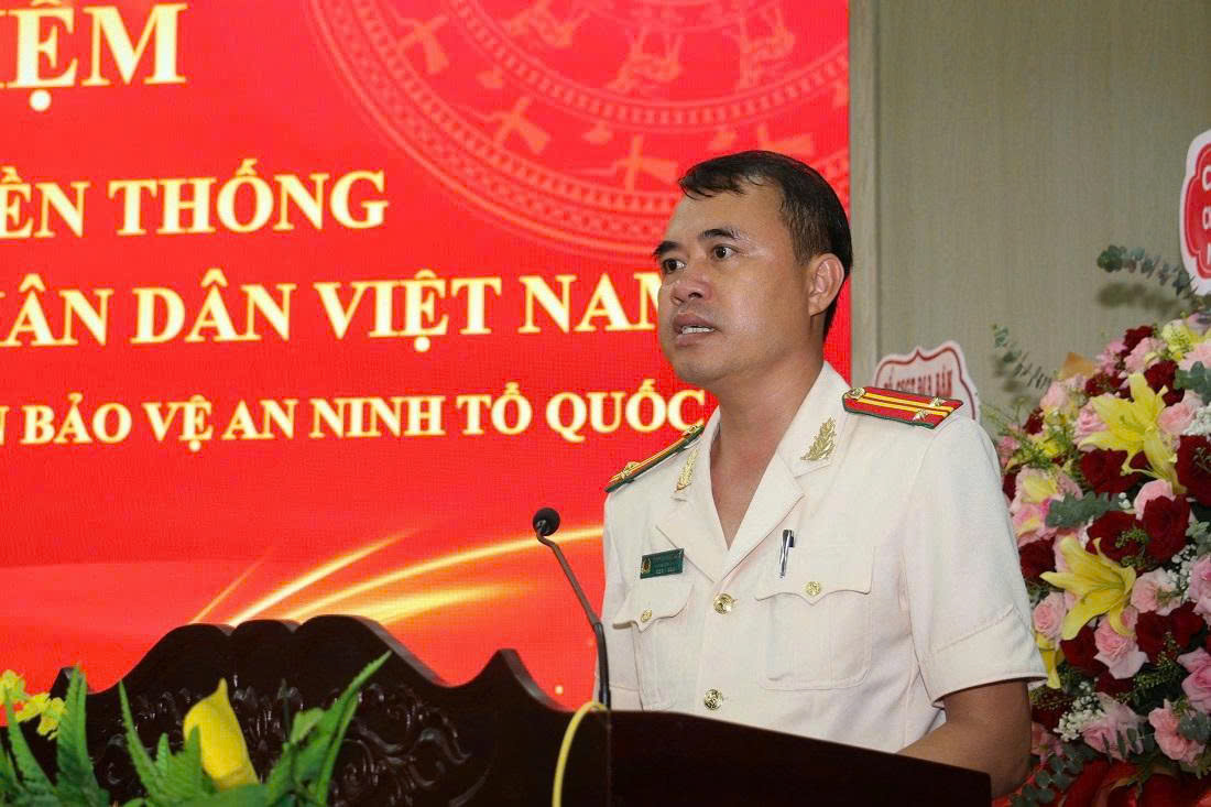 Đồng chí Trung tá Nguyễn Ngọc Nam Trưởng Công an xã phát biểu tại buổi lễ