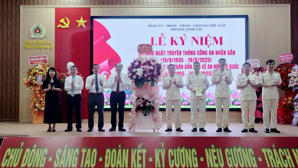 Các đồng chí trong Đảng ủy, lãnh đạo UBND, HĐND, UBMTTQ phường Vinh Lộc tặng hoa chúc mừng Công an phường