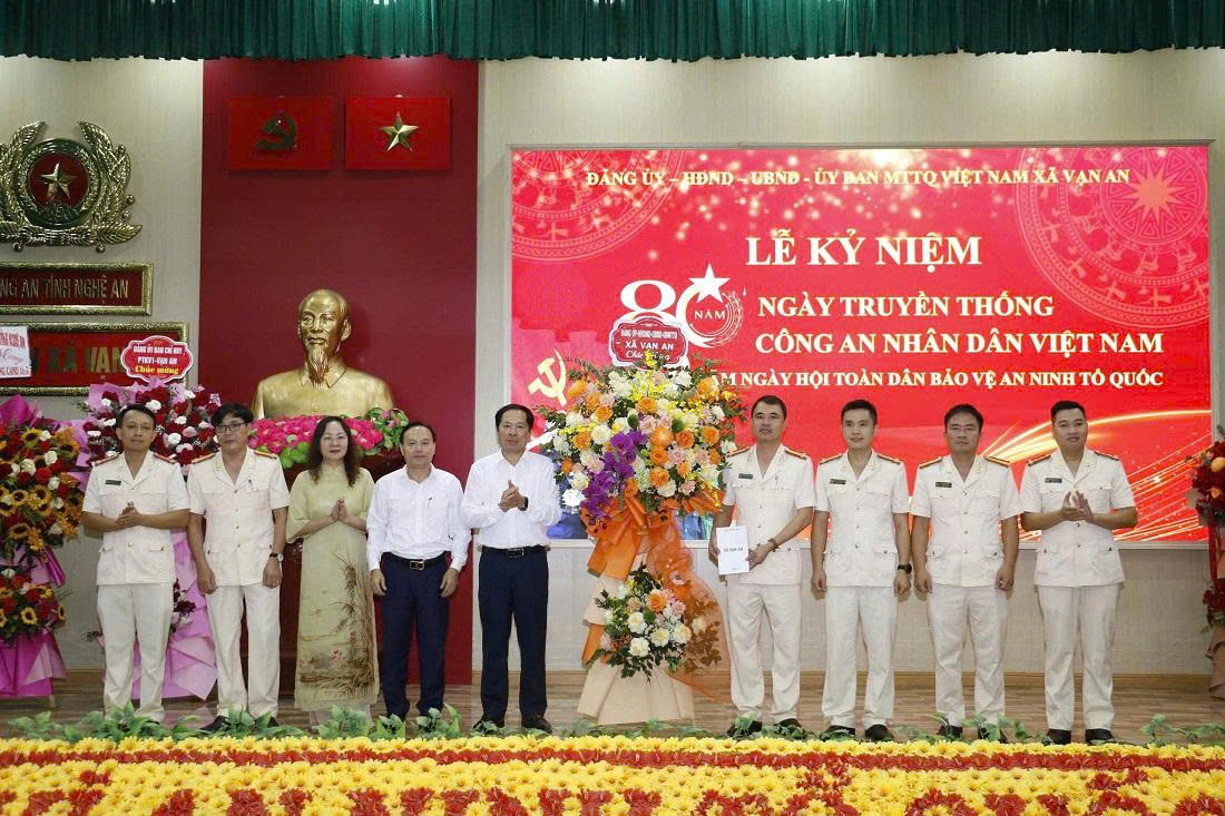 Các đồng chí trong Đảng ủy, lãnh đạo UBND, HĐND, UBMTTQ xã tặng hoa chúc mừng Công an xã Vạn An
