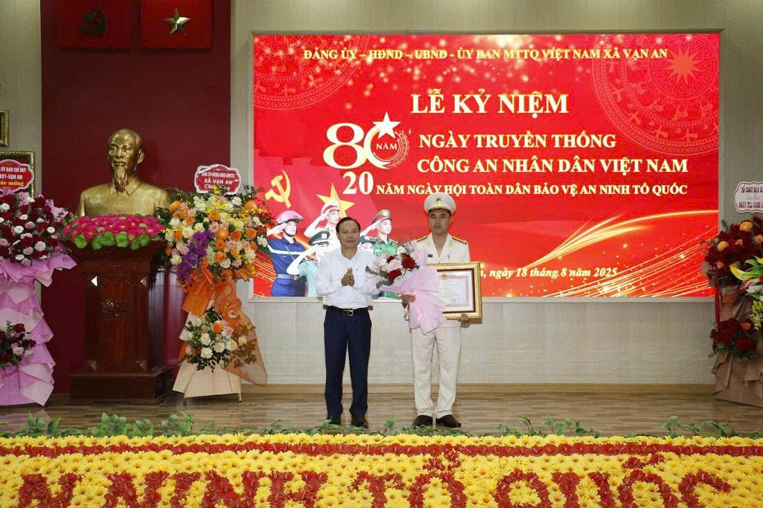 Thừa ủy quyền của Thủ tướng Chính phủ, đồng chí Vương Hồng Thái, Phó Bí thư Đảng ủy, Chủ tịch UBND trao Bằng khen Thủ tướng Chính phủ cho đồng chí Nguyễn Ngọc Nam, Trưởng Công an xã Vạn An vì có thành tích trong công tác huấn luyện, xây dựng lực lượng Công an nhân dân