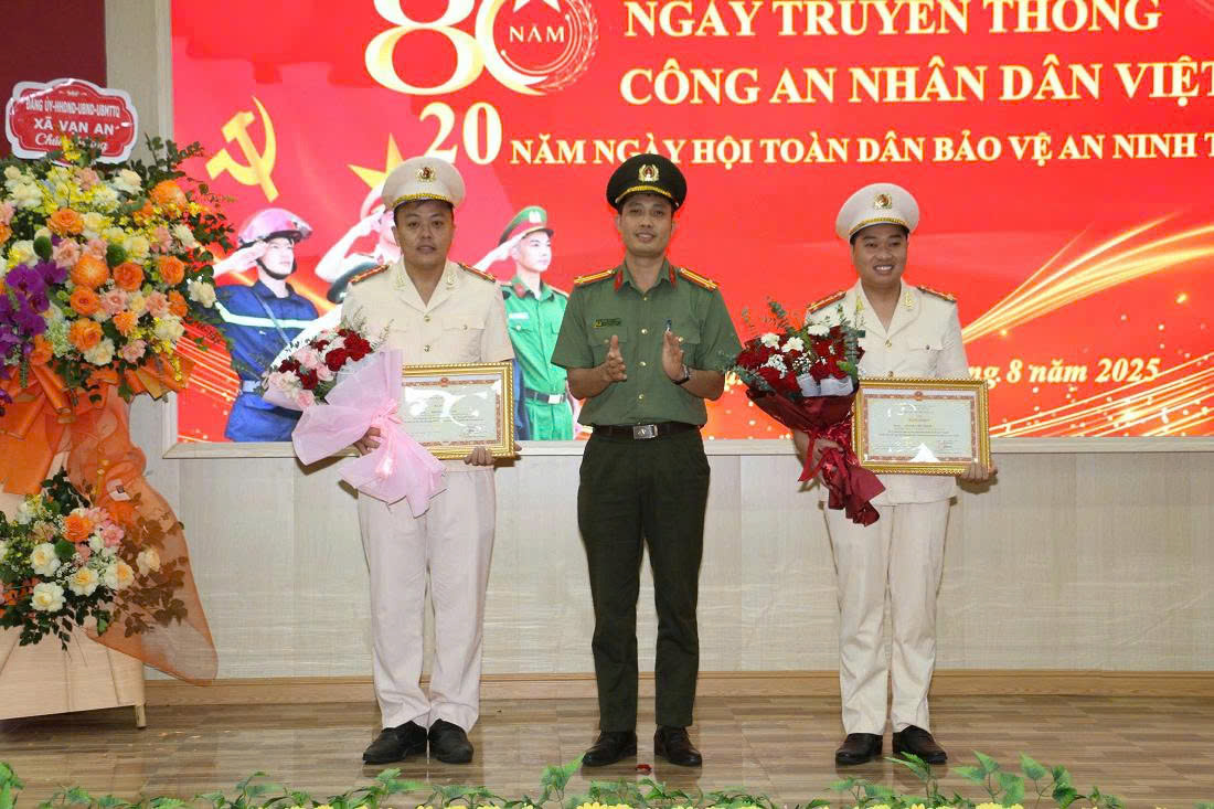 Thừa uỷ quyền của Bộ trưởng Bộ Công an, đại diện Phòng tham mưu Công an tỉnh trao bằng khen của Bộ trưởng cho hai cá nhân vì đã có thành tích xuất sắc trong phong trào toàn dân bảo vệ an ninh tổ quốc