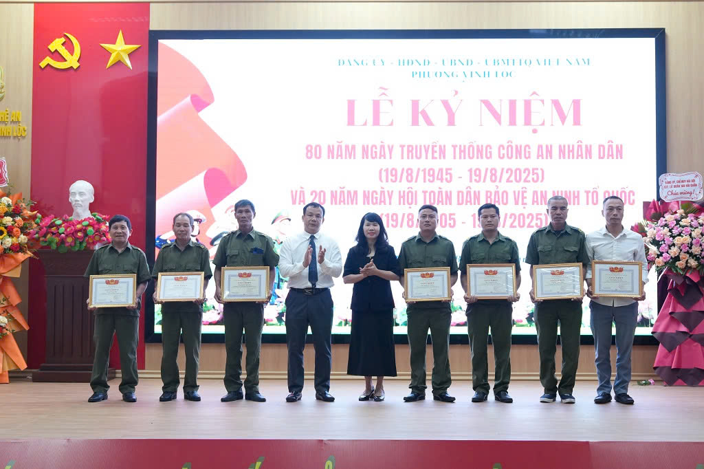 Khen thưởng các tập thể và cá nhân có thành tích xuất sắc trong hoạt động kỷ niệm 80 năm Ngày truyền thống lực lượng Công an nhân dân và trong công tác xây dựng phong trào Toàn dân bảo vệ ANTQ.