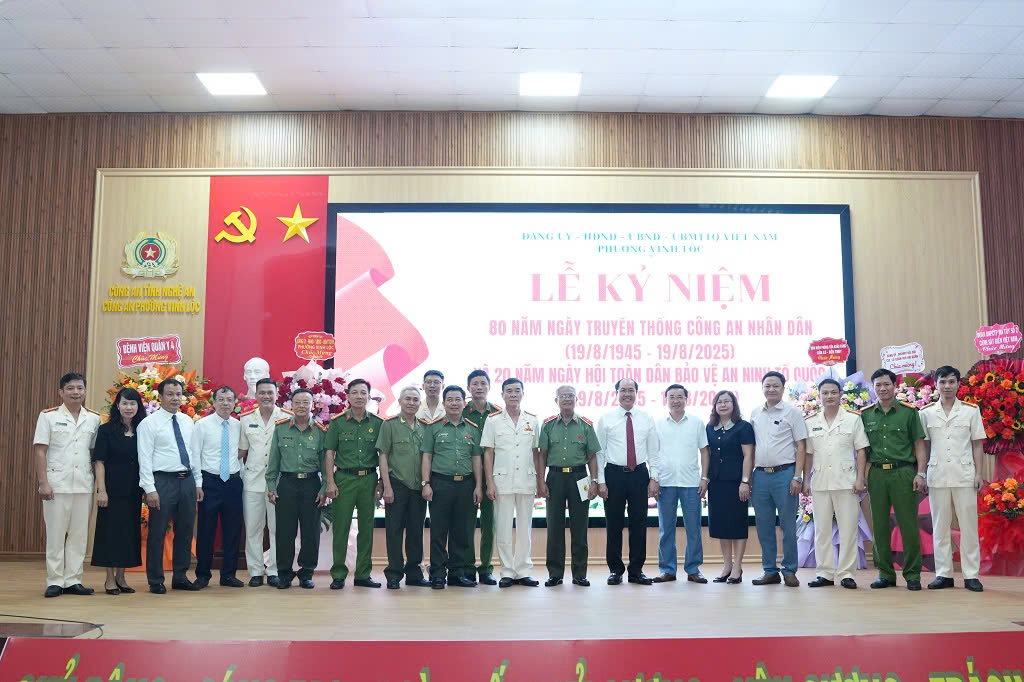 Các đại biểu chụp ảnh lưu niệm