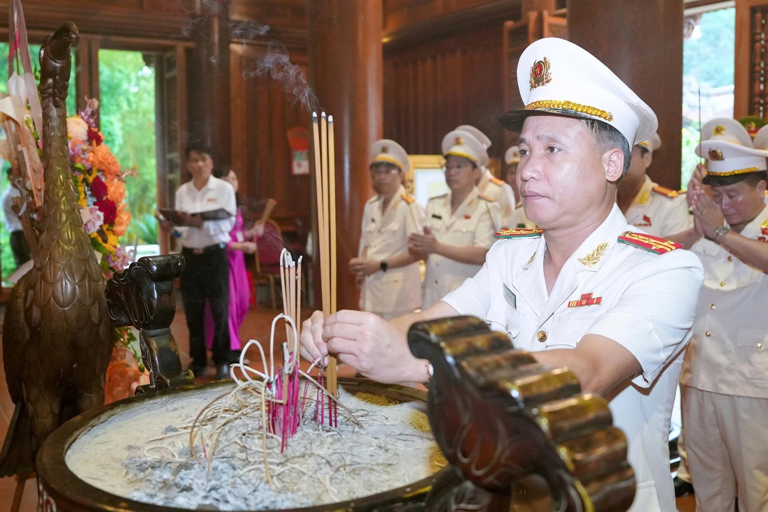 Đồng chí Đại tá Nguyễn Duy Thanh, Phó Giám đốc Công an tỉnh dâng hương tại Khu Di tích Quốc gia đặc biệt Kim Liên