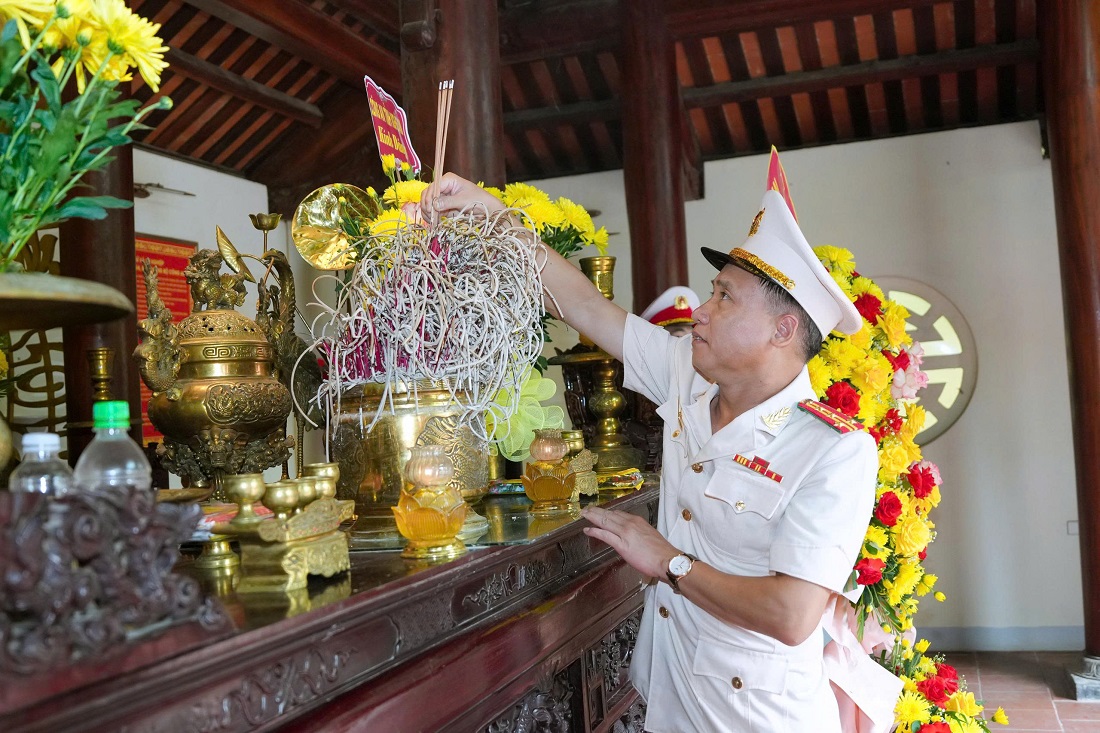 Đồng chí Đại tá Nguyễn Duy Thanh, Phó Giám đốc Công an tỉnh dâng hoa, dâng hương tại Nhà tưởng niệm Bộ trưởng Trần Quốc Hoàn