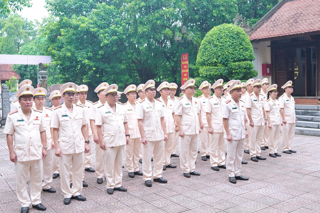 Đồng chí Đại tá Nguyễn Duy Thanh, Phó Giám đốc Công an tỉnh dâng hoa, dâng hương tại Nhà tưởng niệm Bộ trưởng Trần Quốc Hoàn