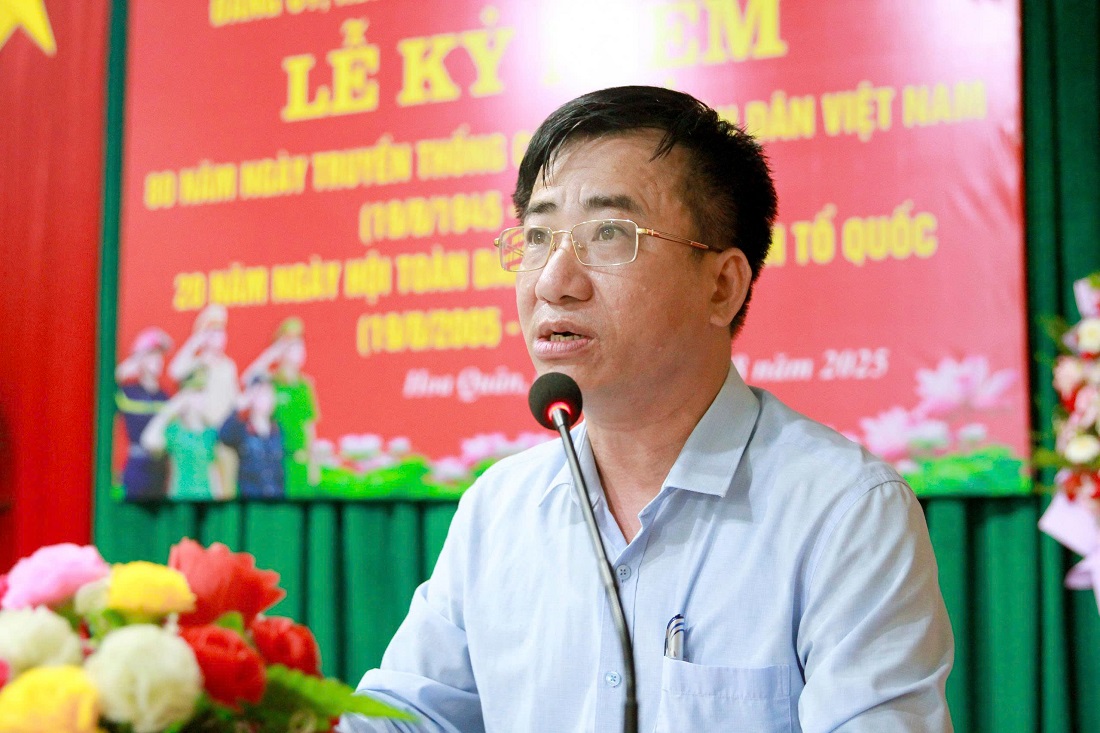 Đồng chí Nguyễn Trọng Anh - Bí thư Đảng ủy, Chủ tịch HĐND xã ghi nhận những thành tích, chiến công, nỗ lực của lực lượng Công an xã thời gian qua