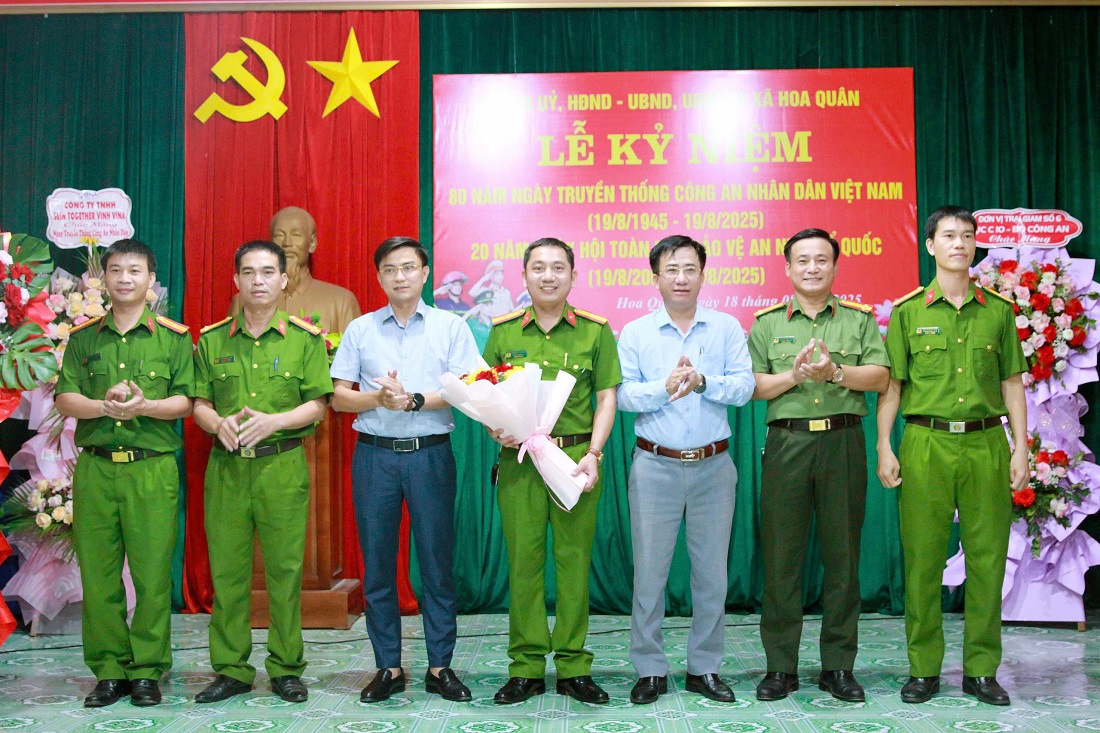 Đảng ủy, UBND xã Hoa Quân tặng hoa chúc mừng lực lượng Công an xã