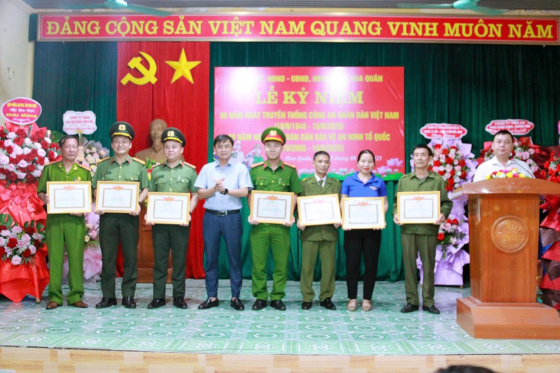 03 tập thể và 07 cá nhân được khen thưởng