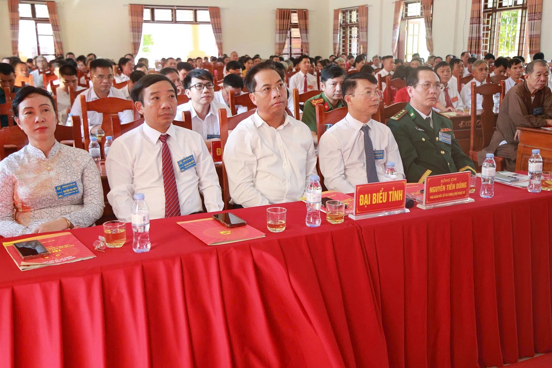 Đồng chí Đinh Việt Dũng - Ủy viên Ban Thường vụ Tỉnh ủy, Giám đốc Công an tỉnh và các đại biểu cấp tỉnh dự đại hội