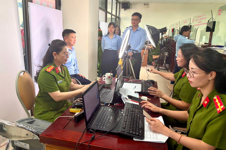 Cán bộ, chiến sĩ Phòng Cảnh sát Quản lý hành chính về Trật tự xã hội - Công an tỉnh làm thủ tục cấp thẻ đảng cho đảng viên